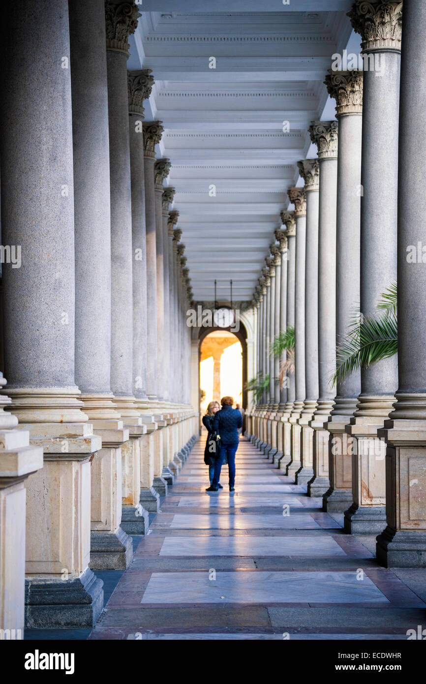 Les personnes qui désirent visiter Mill Colonnade du printemps, décoré de 124 colonnes corinthiennes, Karlovy Vary (Karlsbad), République Tchèque Banque D'Images