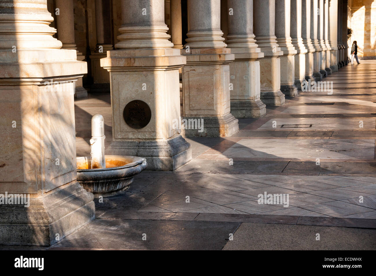 Tôt le matin, les ombres tombent sur des colonnes corinthiennes au printemps à Mill Colonnade, Karlovy Vary (Karlsbad), ville thermale de Bohême Czec Banque D'Images