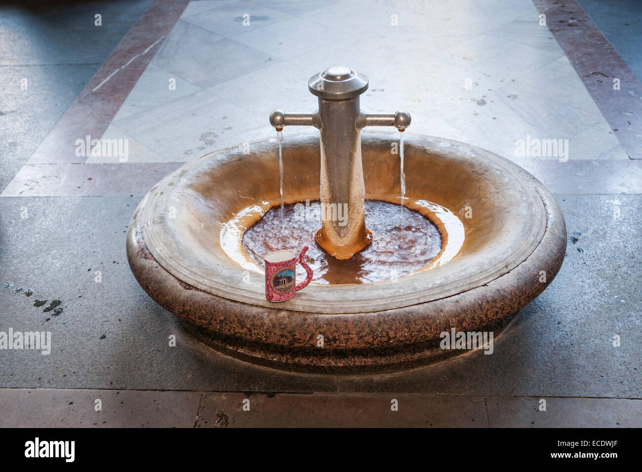 L'une des cinq sources thermales de Moulin Colonnade, Bohemian Spa ville fondée en 1358, Karlovy Vary (Karlsbad), République Tchèque Banque D'Images