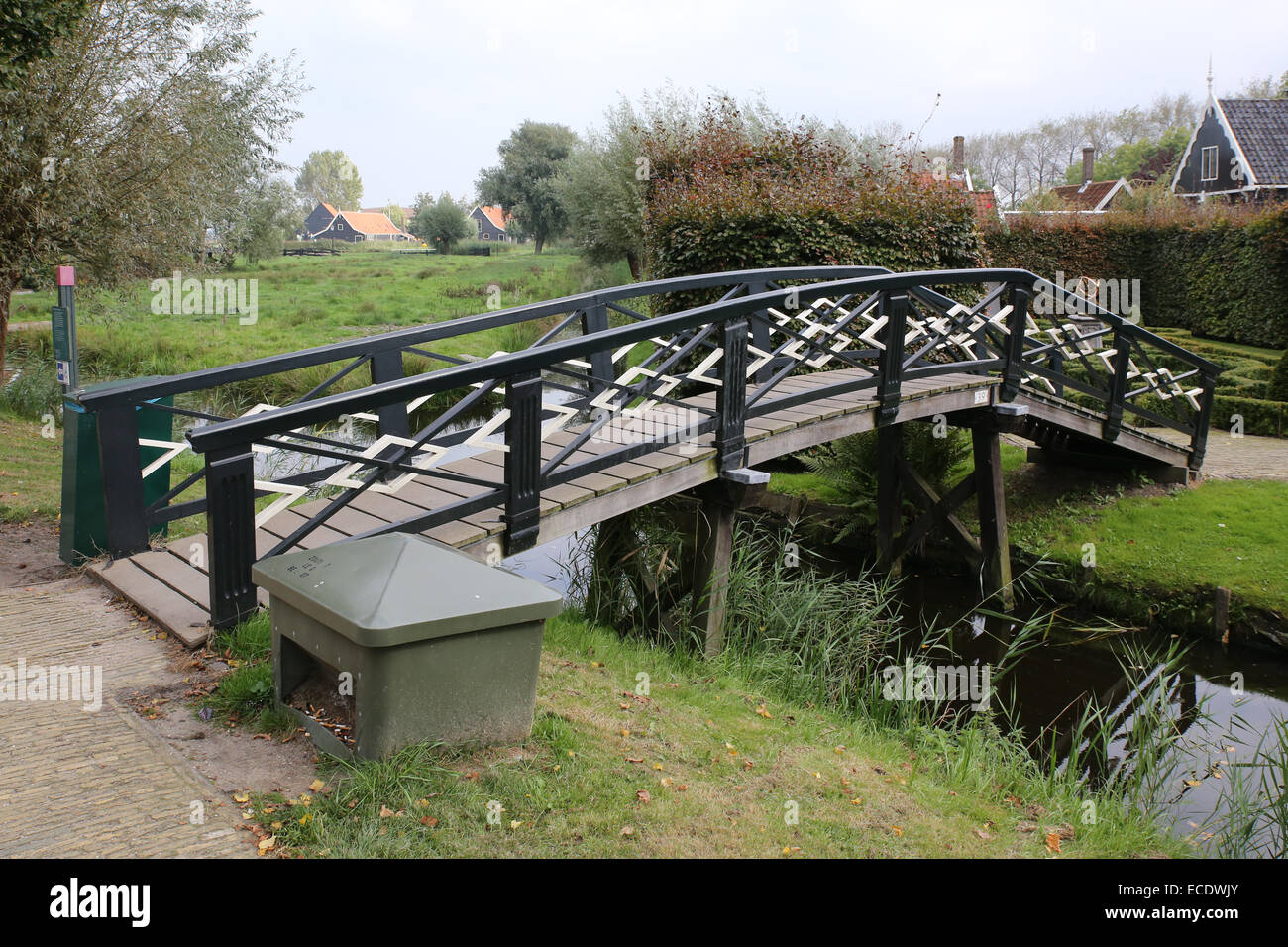 Pont arrière bosse canal kippenbruggen zaan Banque D'Images