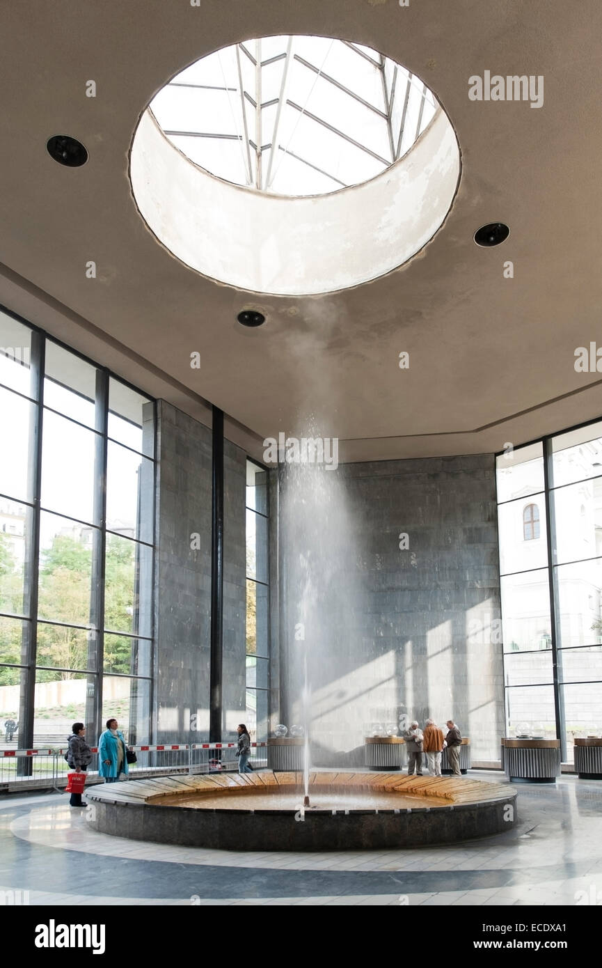 L'eau minérale en éruption jusqu'à 12 mètres de la colonnade de source chaude, Karlovy Vary (Karlsbad), République Tchèque Banque D'Images