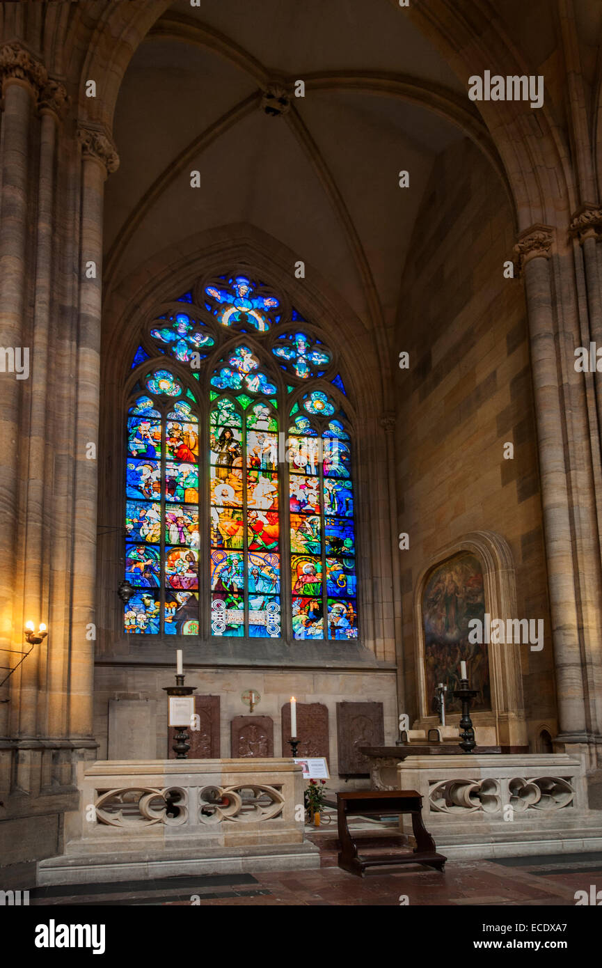 La fenêtre de verre peint par Alfons Mucha dans le style Art Nouveau, la cathédrale Saint-Guy, Prazsky Hrad, quartier du Château de Prague, République Tchèque Banque D'Images
