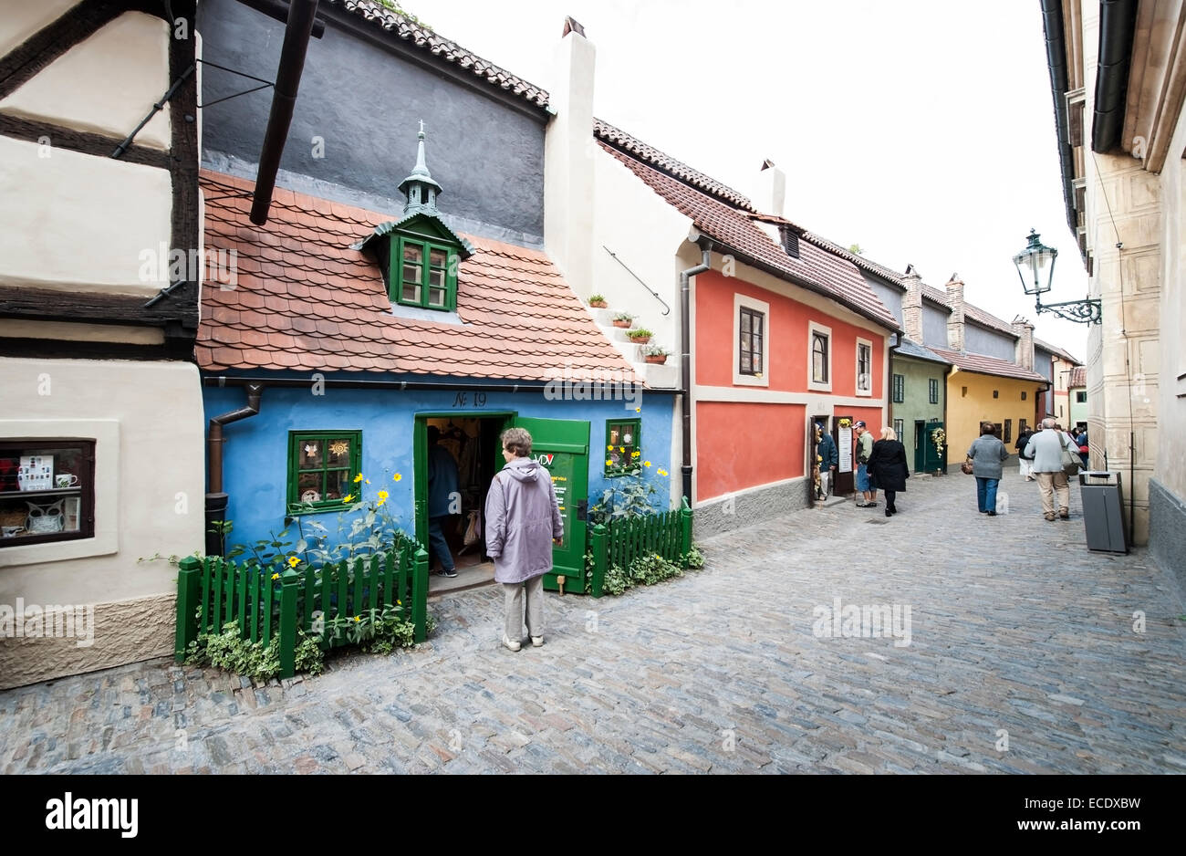 Maisons miniatures sous les remparts du château de Prague, le Golden Lane, Prazsky Hrad, Prague, République Tchèque Banque D'Images
