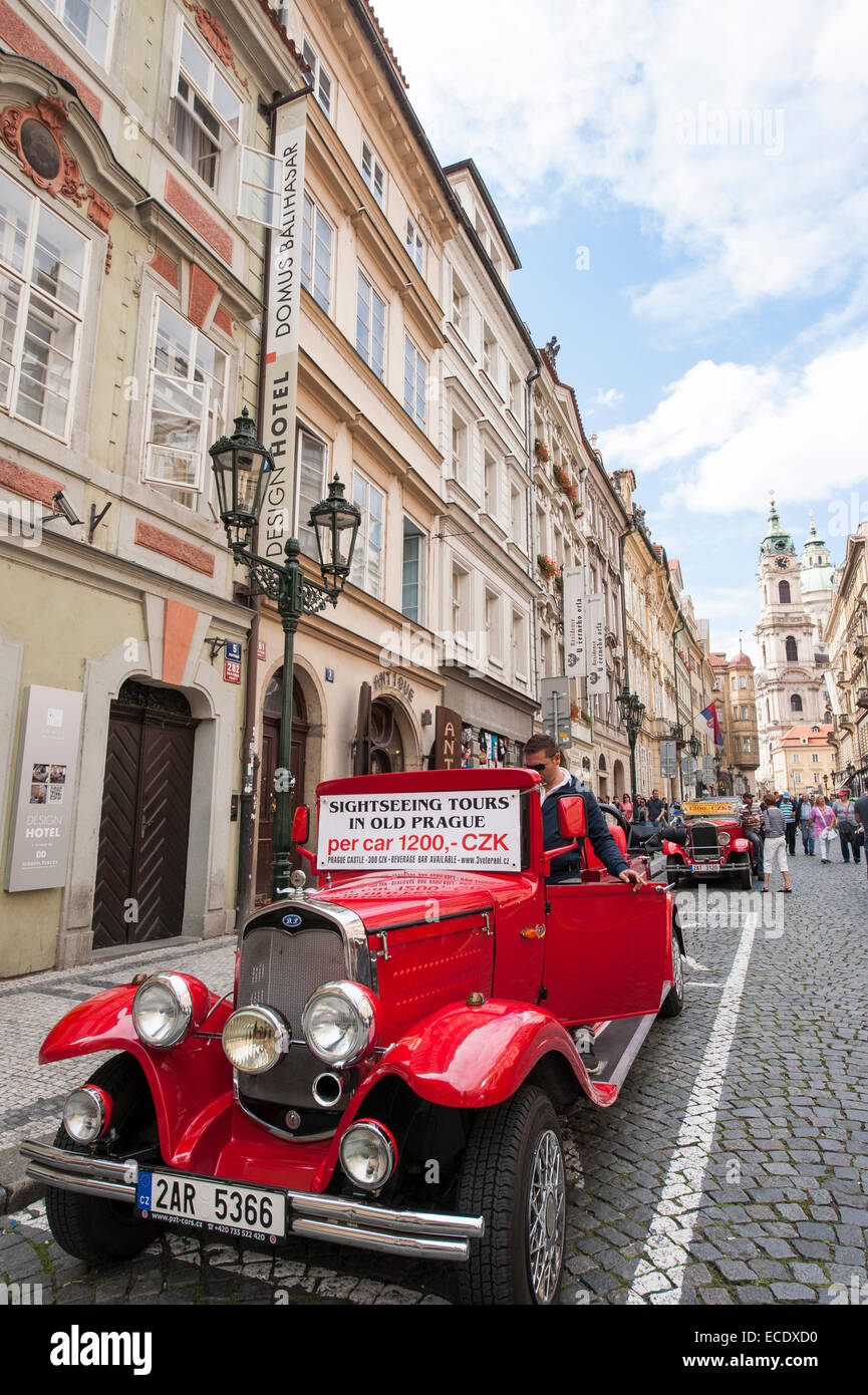 Des visites guidées en voitures anciennes offerts le long de rue pavée de la Ville Basse, Prague, République Tchèque Banque D'Images