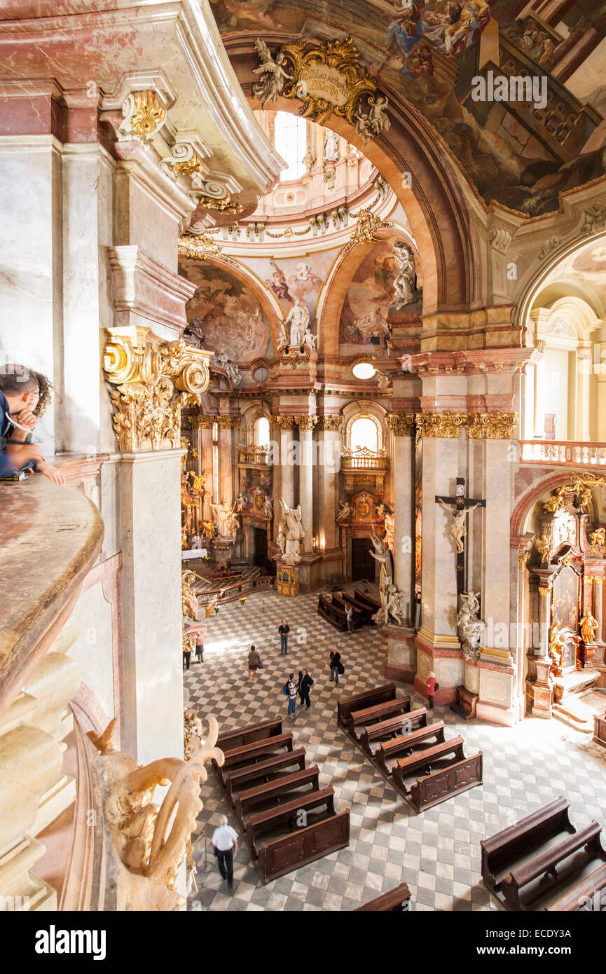 Balcon vue sur l'église Saint-Nicolas (Kostel Mikulase), le chef-d'œuvre baroque Dientzenhofer, petite ville, Prague, République Tchèque Banque D'Images