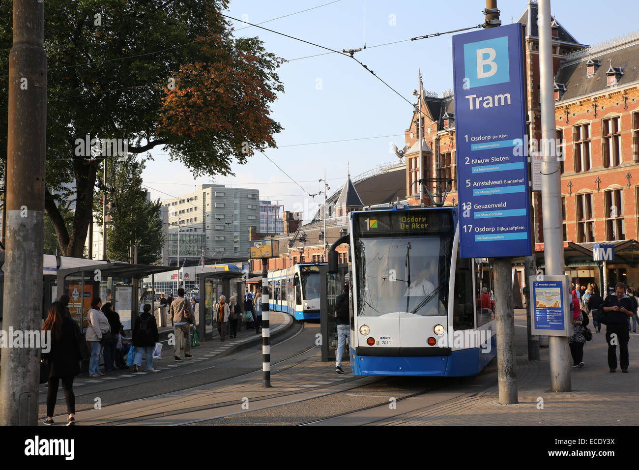 La station de tramway d'Amsterdam ensoleillée en plein air Banque D'Images