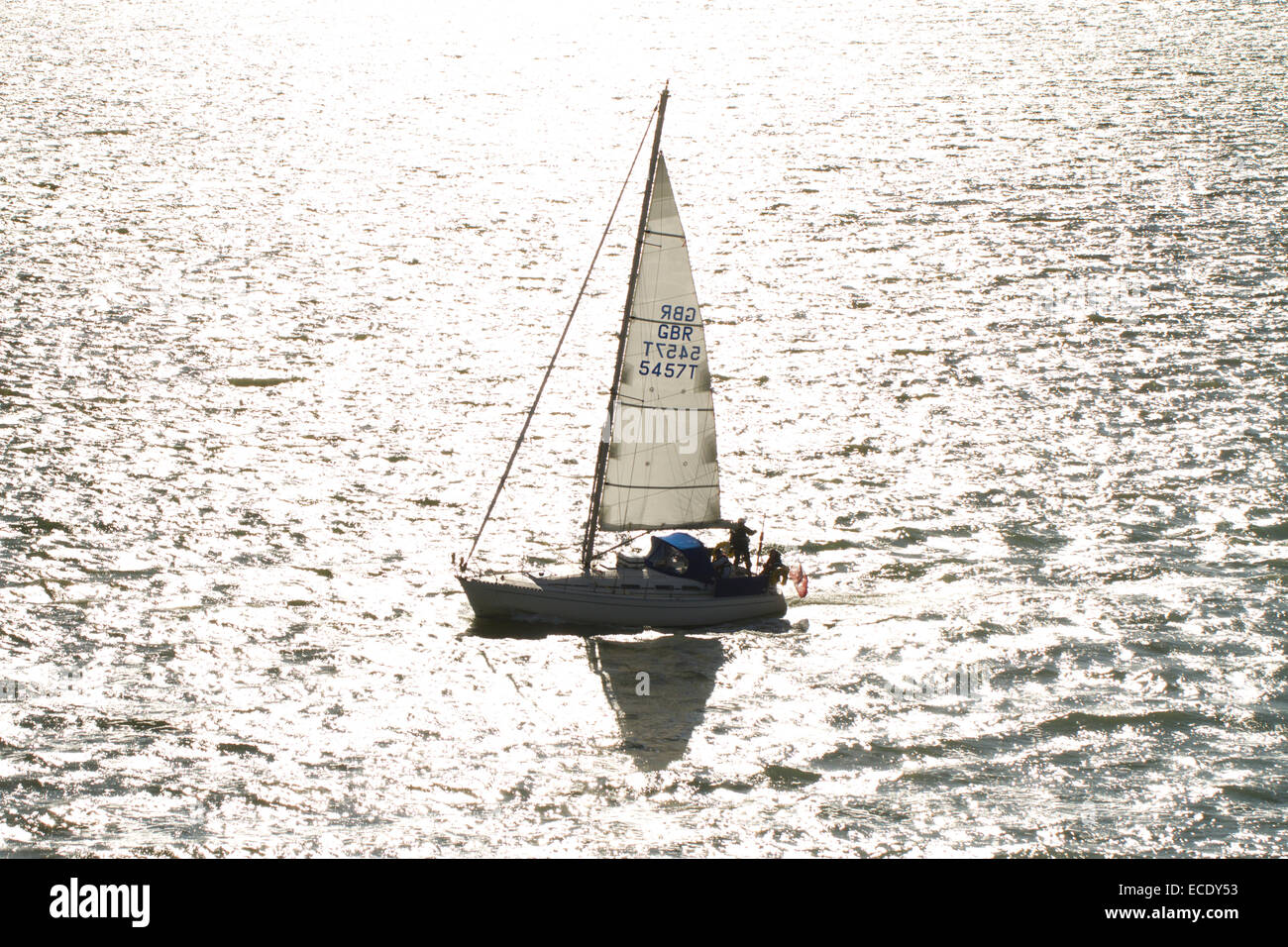 Yacht à voile en mer en plein soleil. Le Solent près de Portsmouth Hampshire, Angleterre. Mai. Banque D'Images