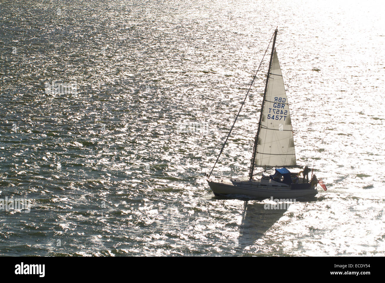 Yacht à voile en mer en plein soleil. Le Solent près de Portsmouth Hampshire, Angleterre. Mai. Banque D'Images
