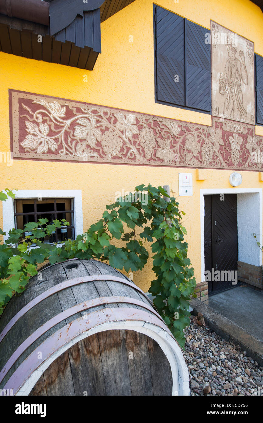 Baril de vin en face d'une miniature maison de vins trouvés en Moravie du Sud, région de Pavlov Mikulov, République Tchèque, Europe Banque D'Images