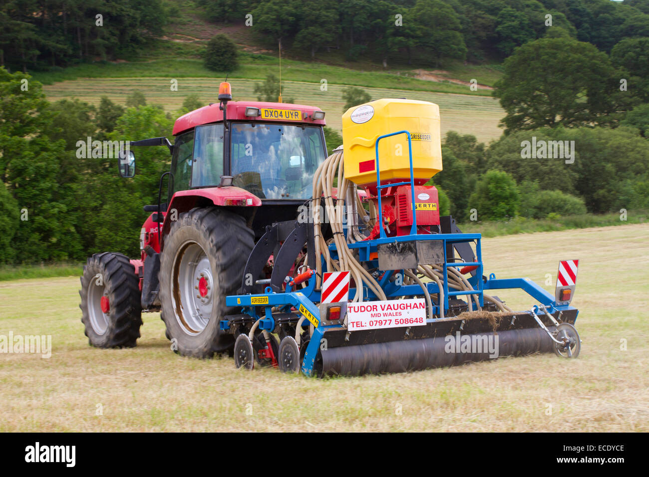 Entrepreneur avec un tracteur McCormick MC120 et une Agriseeder Erth emplacement de forage de précision semoir de trèfle dans un champ. Banque D'Images