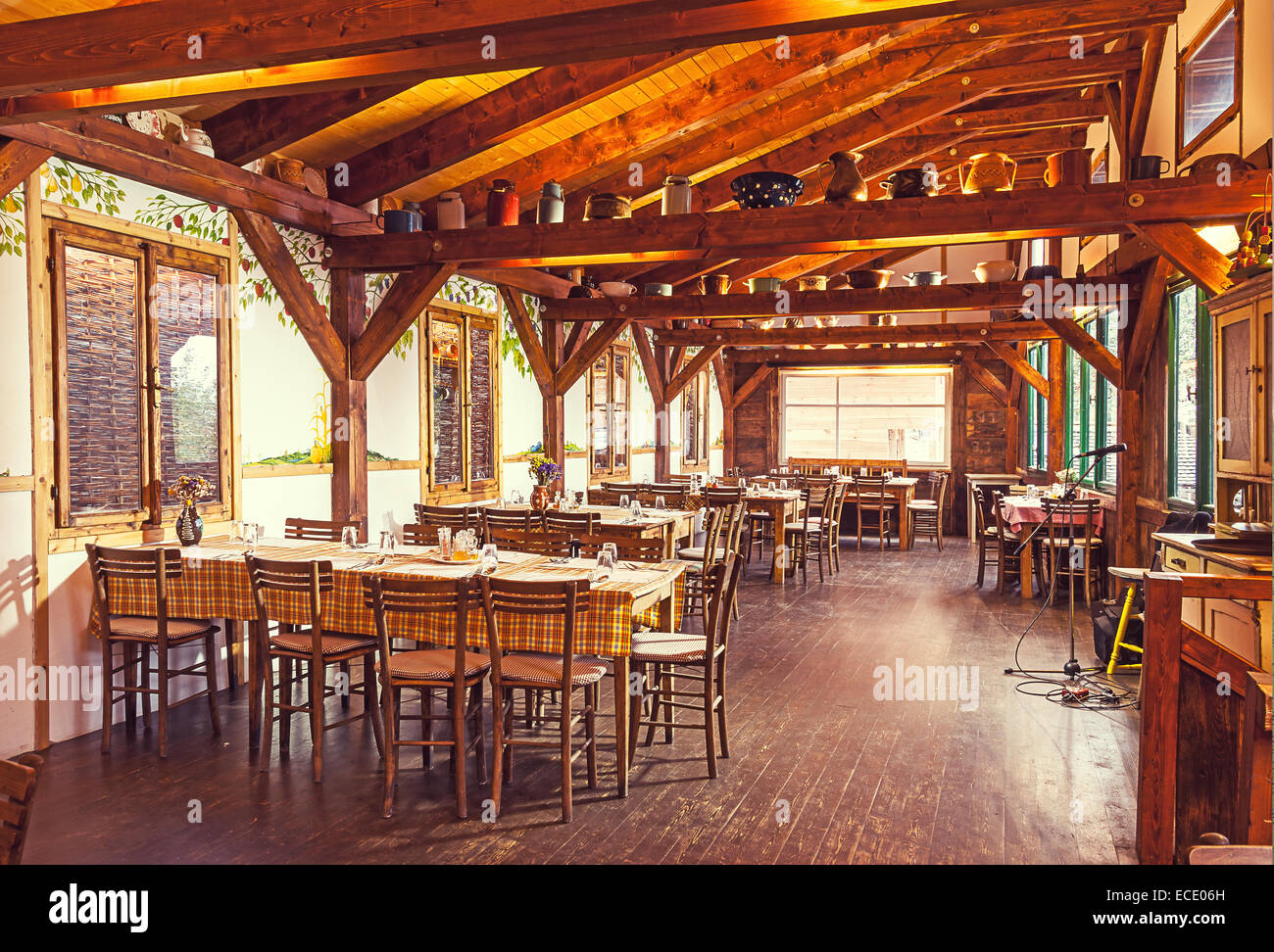 Prague, République tchèque - Le 20 octobre 2014 : restaurant serbe en plein cœur de Prague, intérieur traditionnel, avec nom Biogurmania - Je Banque D'Images