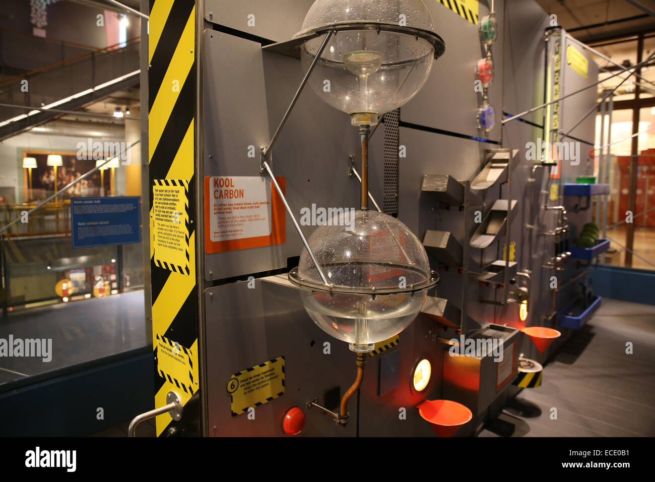 Rendre l'eau à l'intérieur de l'activité scientifique Centre des sciences nemo Banque D'Images