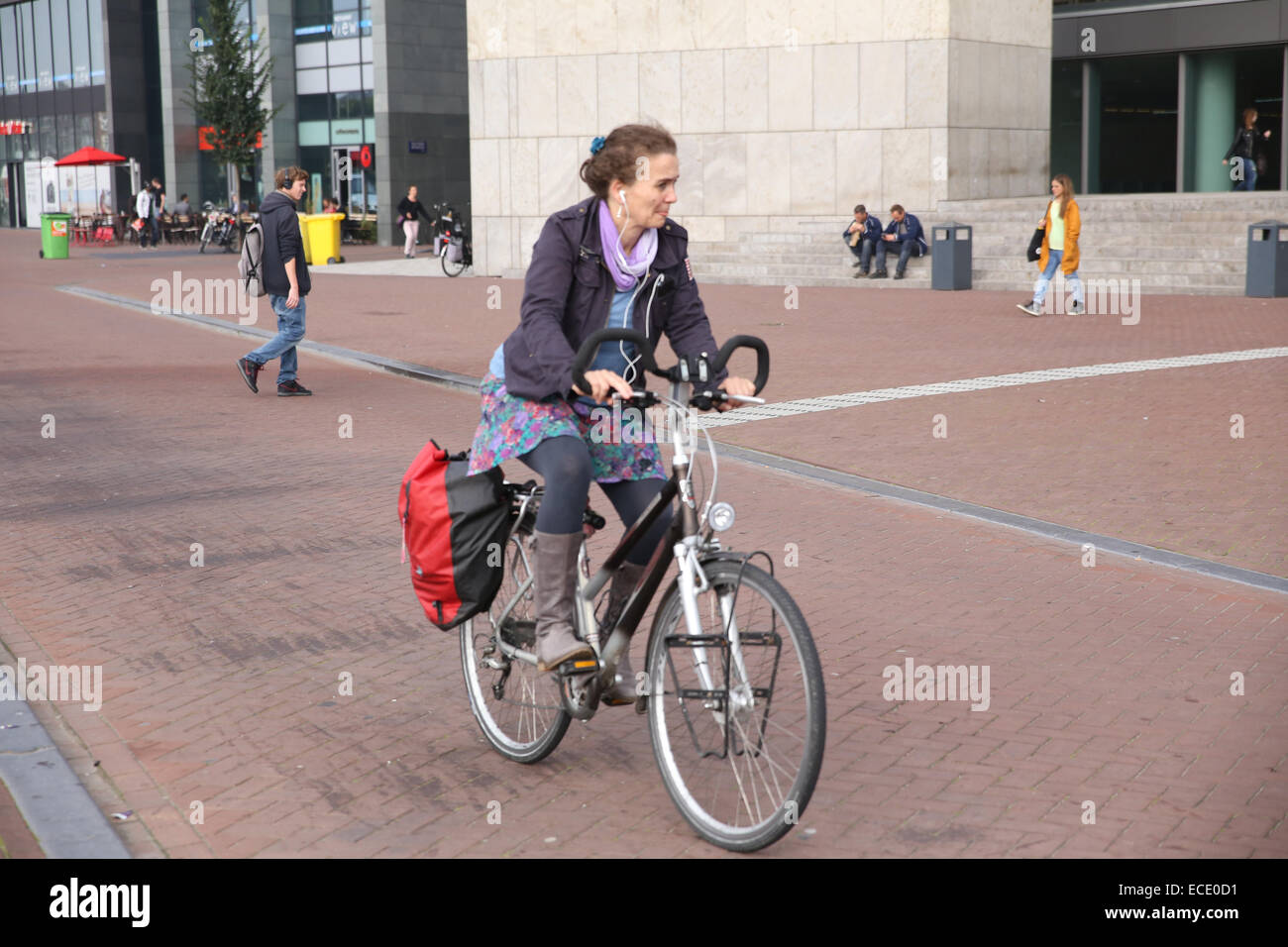 Woman riding bike Amsterdam Location Banque D'Images