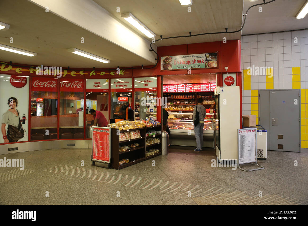 La station de métro d'Amsterdam manger des aliments à grignoter de l'intérieur Banque D'Images