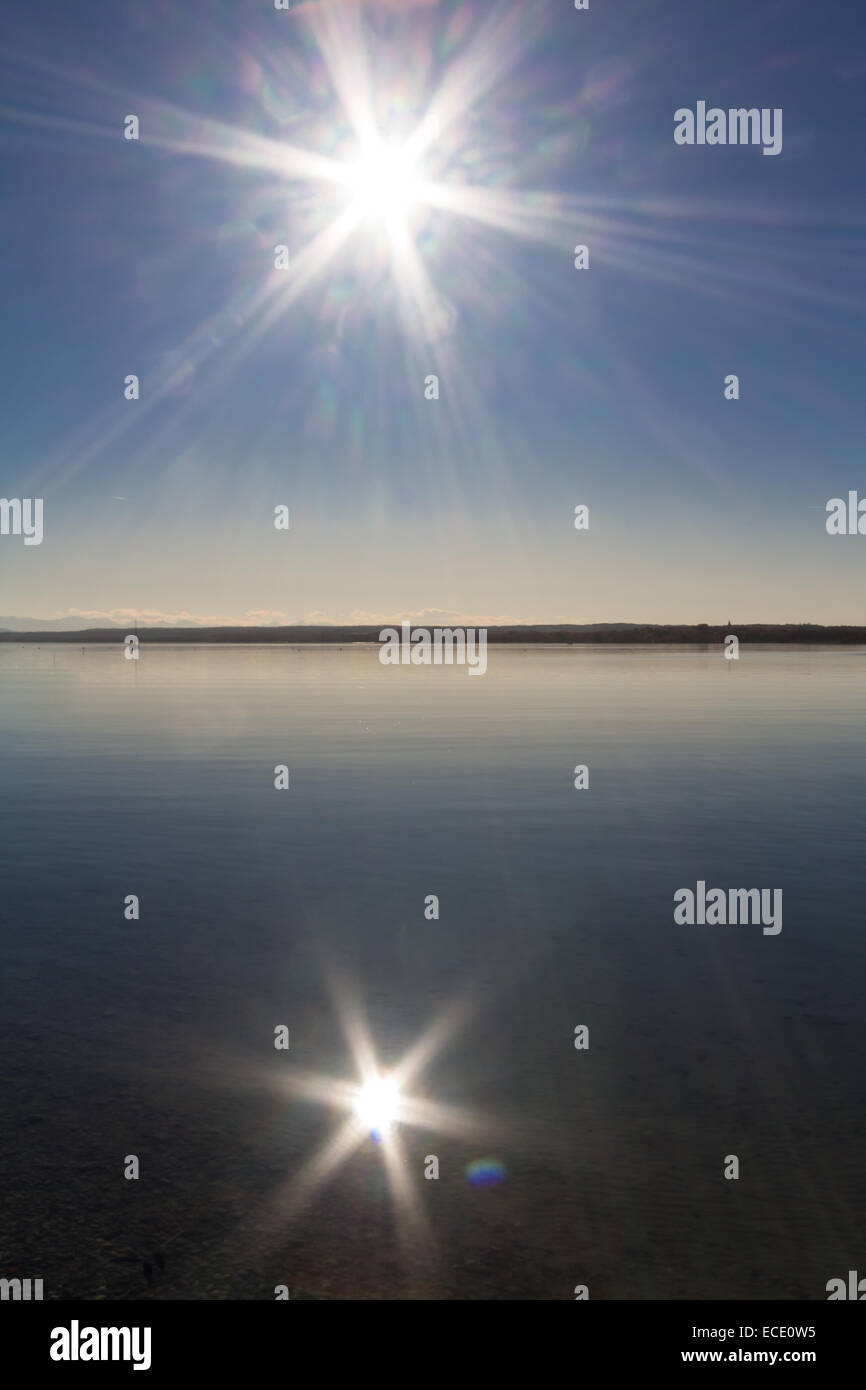 L'eau du lac soleil Ciel bleu soleil réflexion Banque D'Images