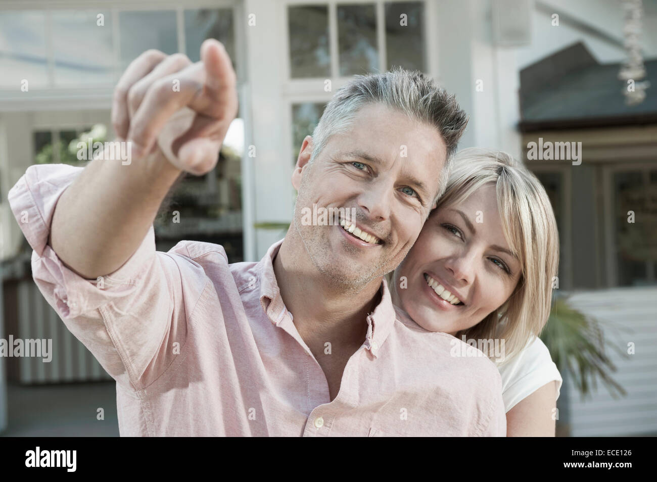 Homme Femme Âge moyen heureux aimant le jardin de pointage Banque D'Images