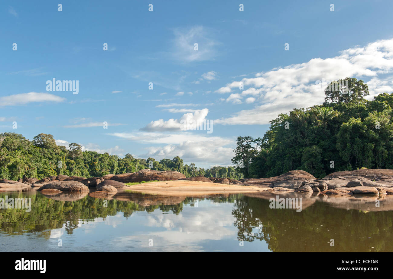 Bordé par la pluie, la forêt, les roches de granit et plages de sable : la région de la rivière Suriname Suriname Banque D'Images