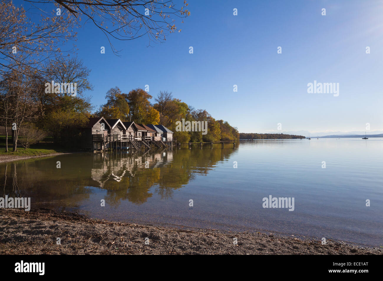 Rive du lac boathouse coucher du soleil les arbres d'automne horizon Banque D'Images
