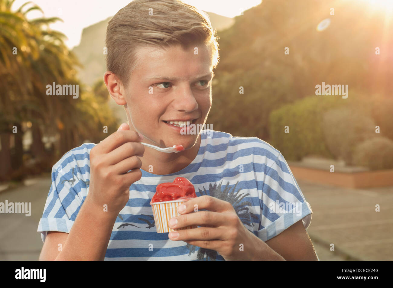 Adolescent coucher du soleil la consommation de crème glacée de l'été Banque D'Images