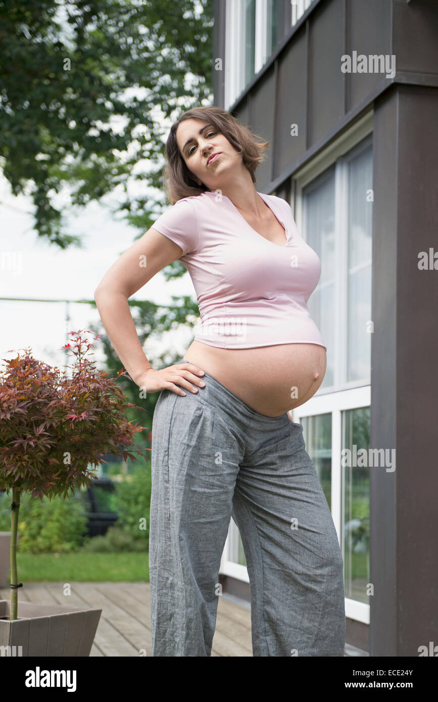 Poser cool pregnant woman standing Banque D'Images