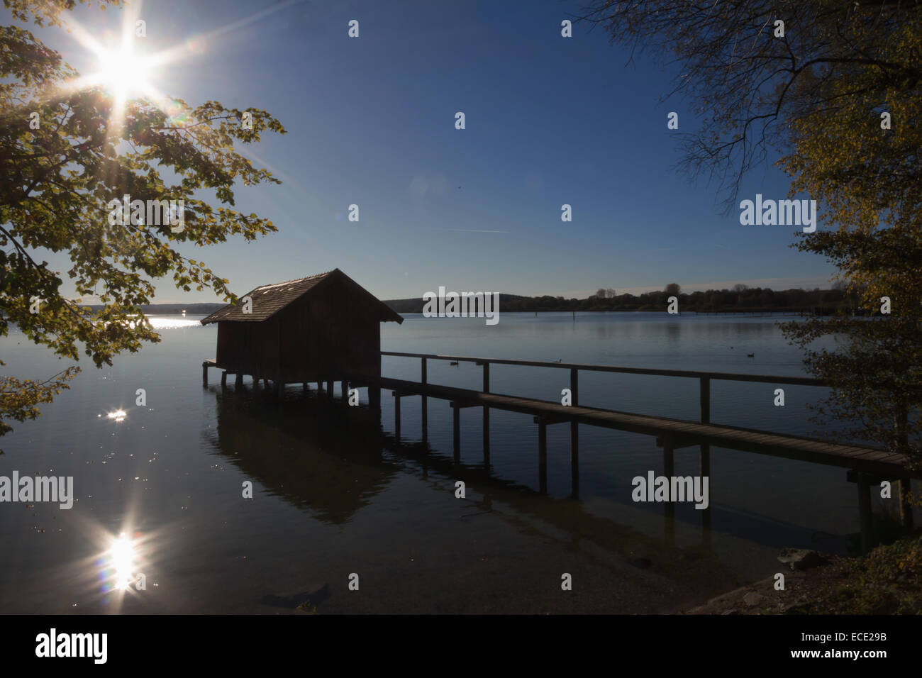 Silhouette Sunset Jetty boathouse automne lac Banque D'Images