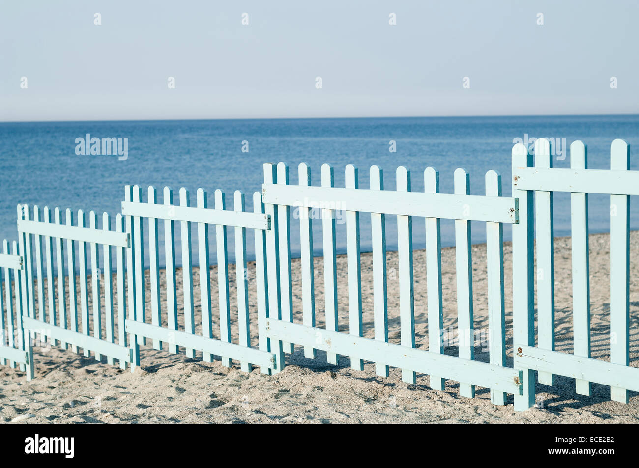 Clôture en bois bleu océan Italie cordon littoral Banque D'Images