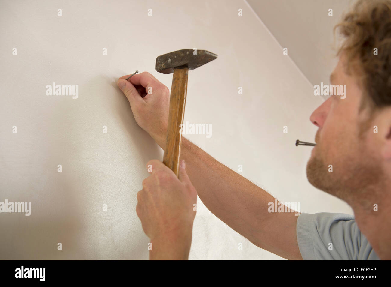 Marteau homme mur d'ongle close-up portrait Banque D'Images