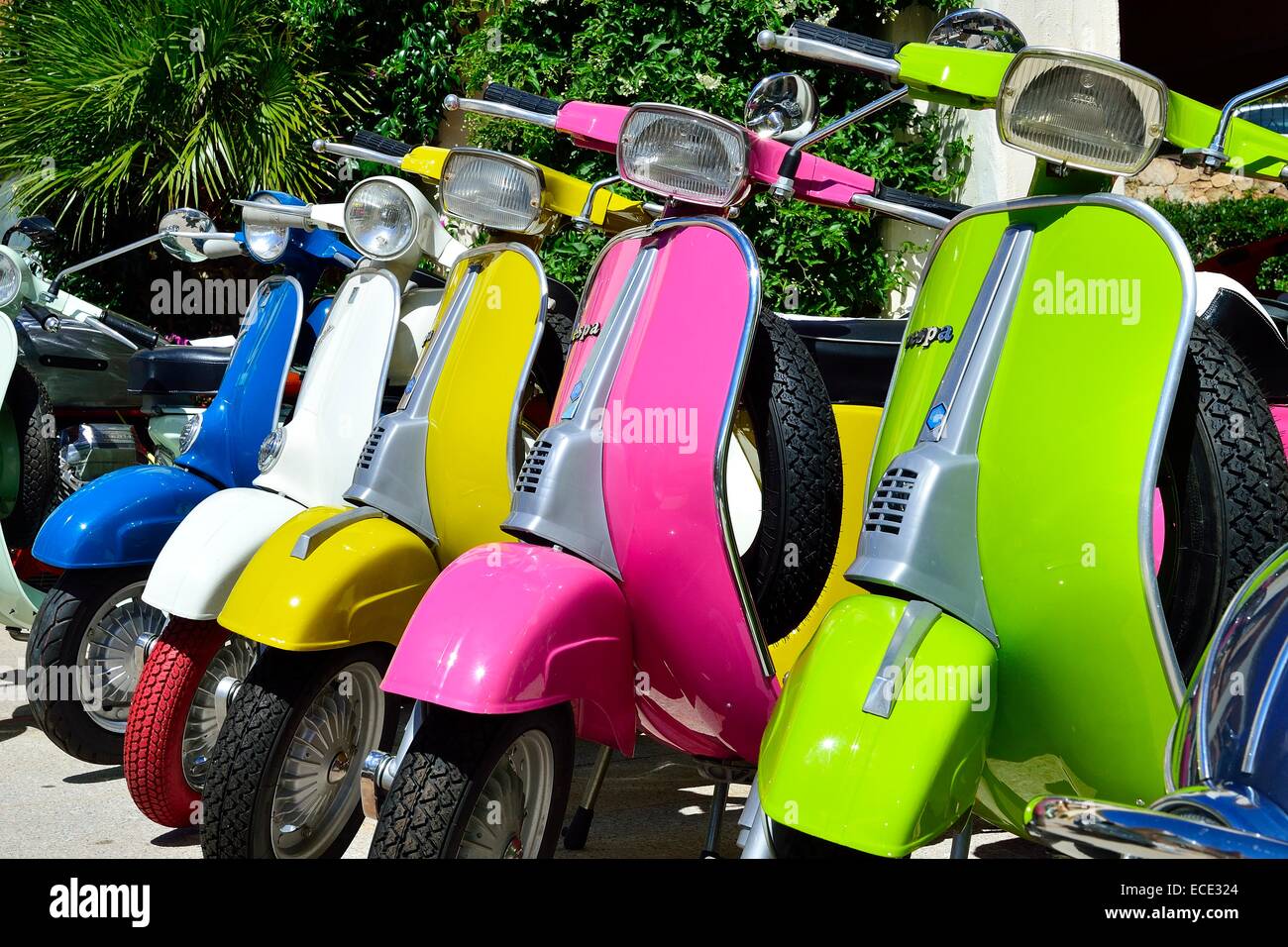 Scooters Vespa colorées, anciens et nouveaux modèles, Province d'Olbia-Tempio, Sardaigne, Italie Banque D'Images