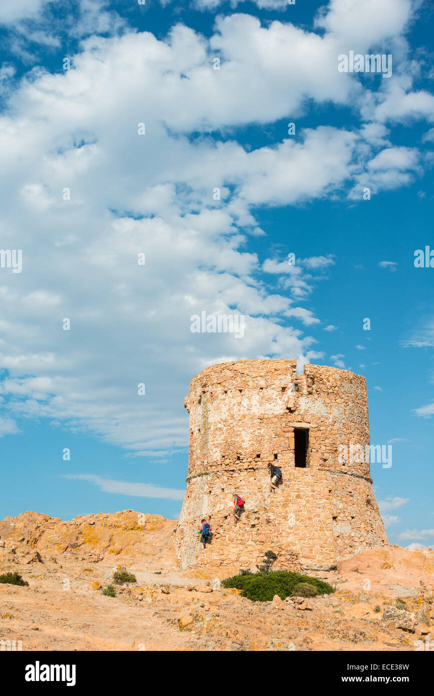 Trois personnes marchant vers le bas d'une tour génoise, Golfe de Porto, Corse, France Banque D'Images