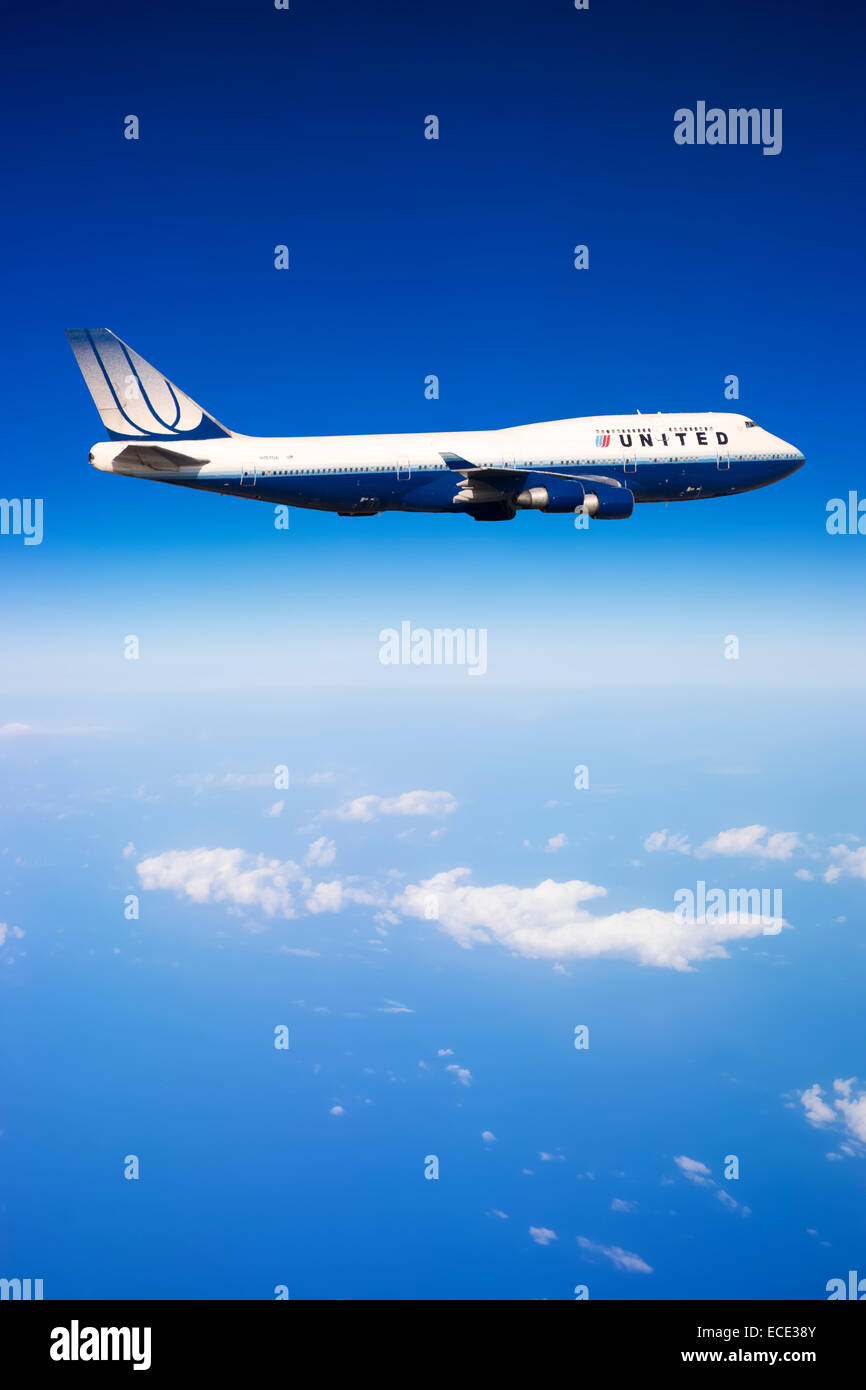 United Airlines Boeing 747-422 N104UA en vol au dessus de la mer Banque D'Images