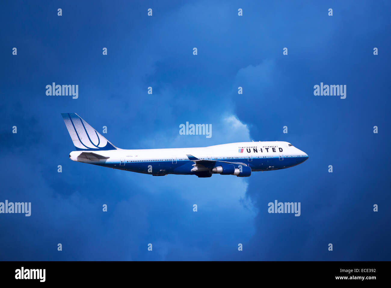 United Airlines Boeing 747-422 N104UA en vol pendant un orage Banque D'Images