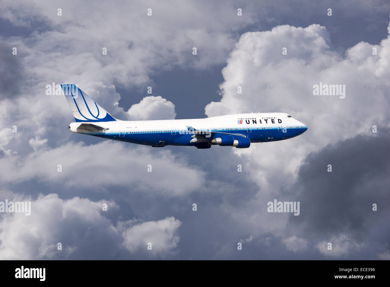 United Airlines Boeing 747-422 N104UA en vol pendant un orage Banque D'Images