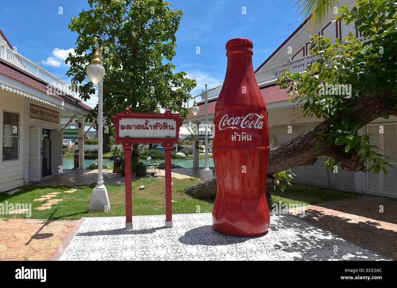 Bouteille de Coca-Cola géant, Hua Hin, Thaïlande Banque D'Images