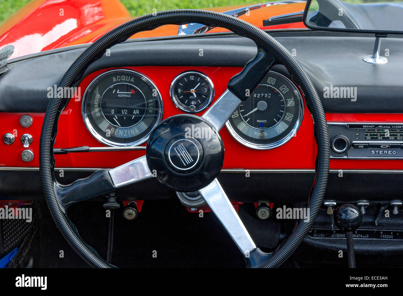 Tableau de bord d'un vintage 1500 Fiat Spider, cabriolet de 1963 à 1966, Bavière, Allemagne Banque D'Images