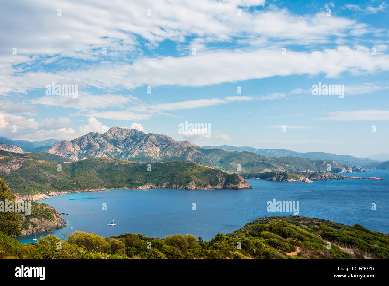Bay avec un bateau à voile, du littoral et des paysages de montagne, Golfe de Porto, Corse, France Banque D'Images