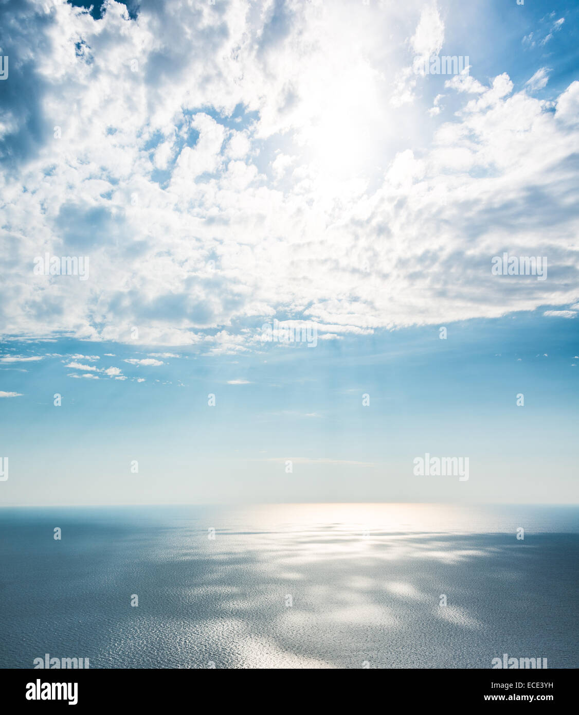 La lumière du soleil qui brille à travers les nuages au-dessus de la mer, Corse, France Banque D'Images