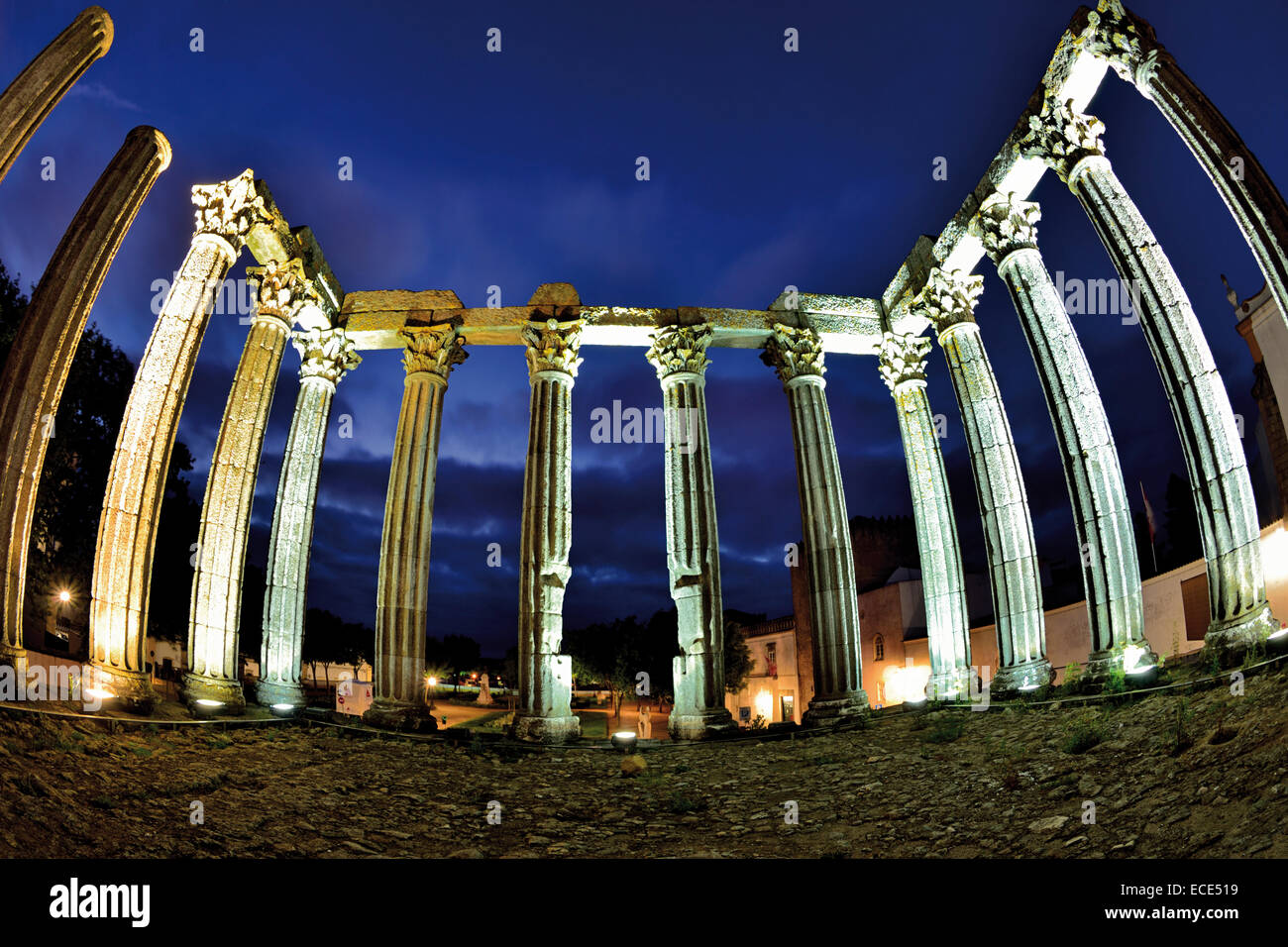 Le Portugal, l'Alentejo : temple romain d'Évora par nuit Banque D'Images