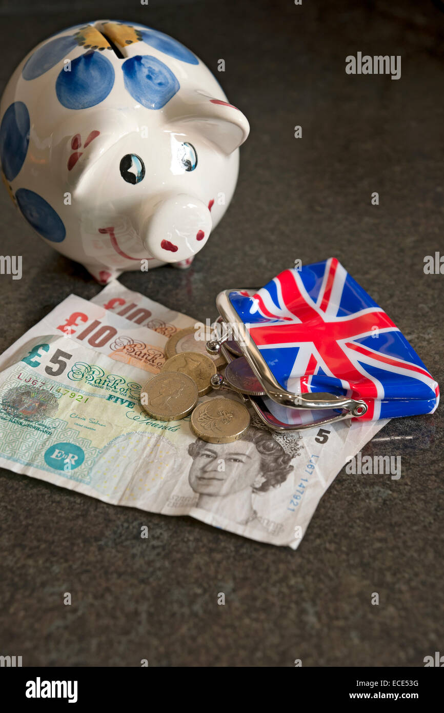 Gros plan de la banque Piggy et de l'argent comptant britannique Concept de billets Angleterre Royaume-Uni Royaume-Uni Grande-Bretagne Banque D'Images