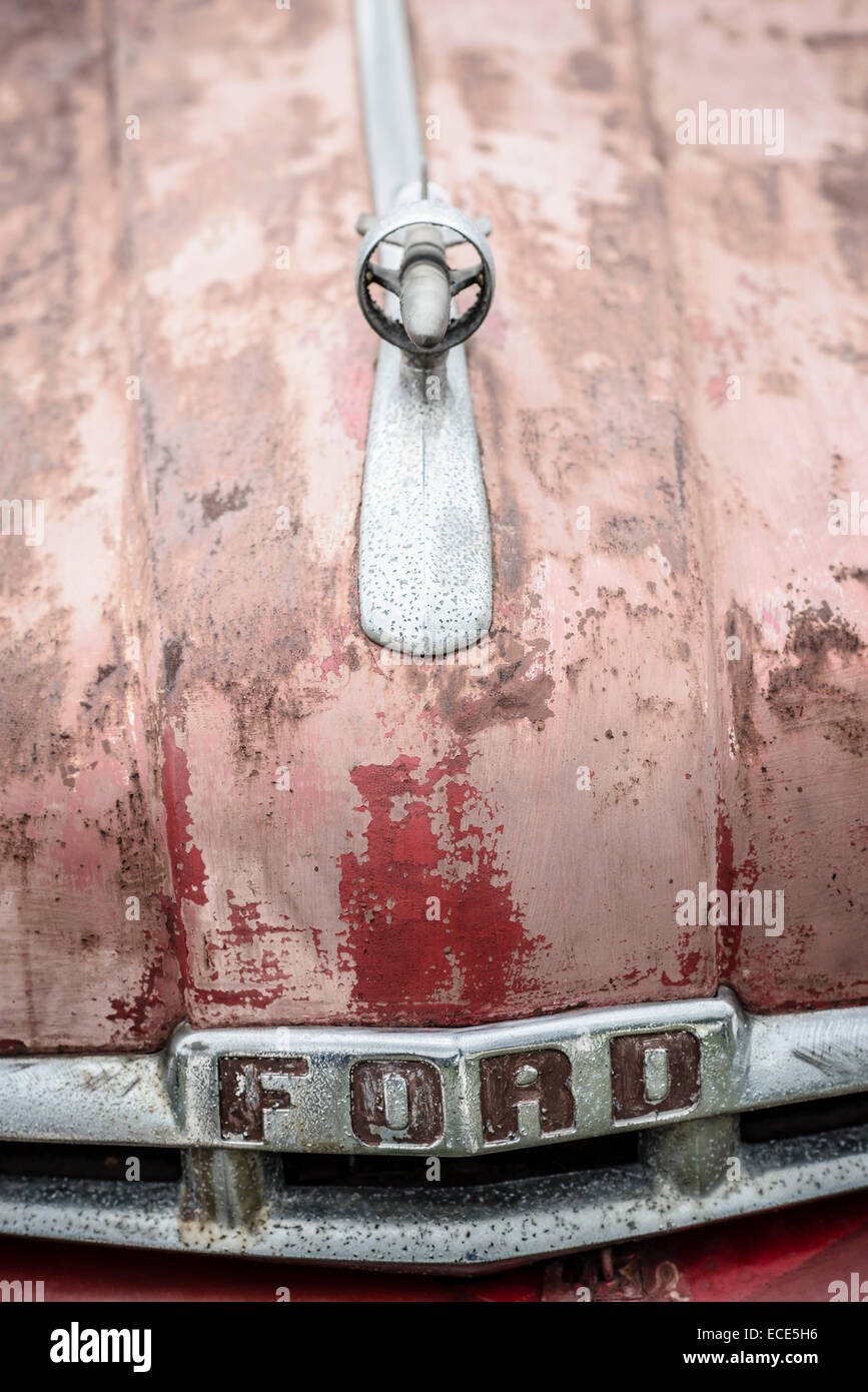 Classic vieille Ford camionnette rouge badge de capot Banque D'Images