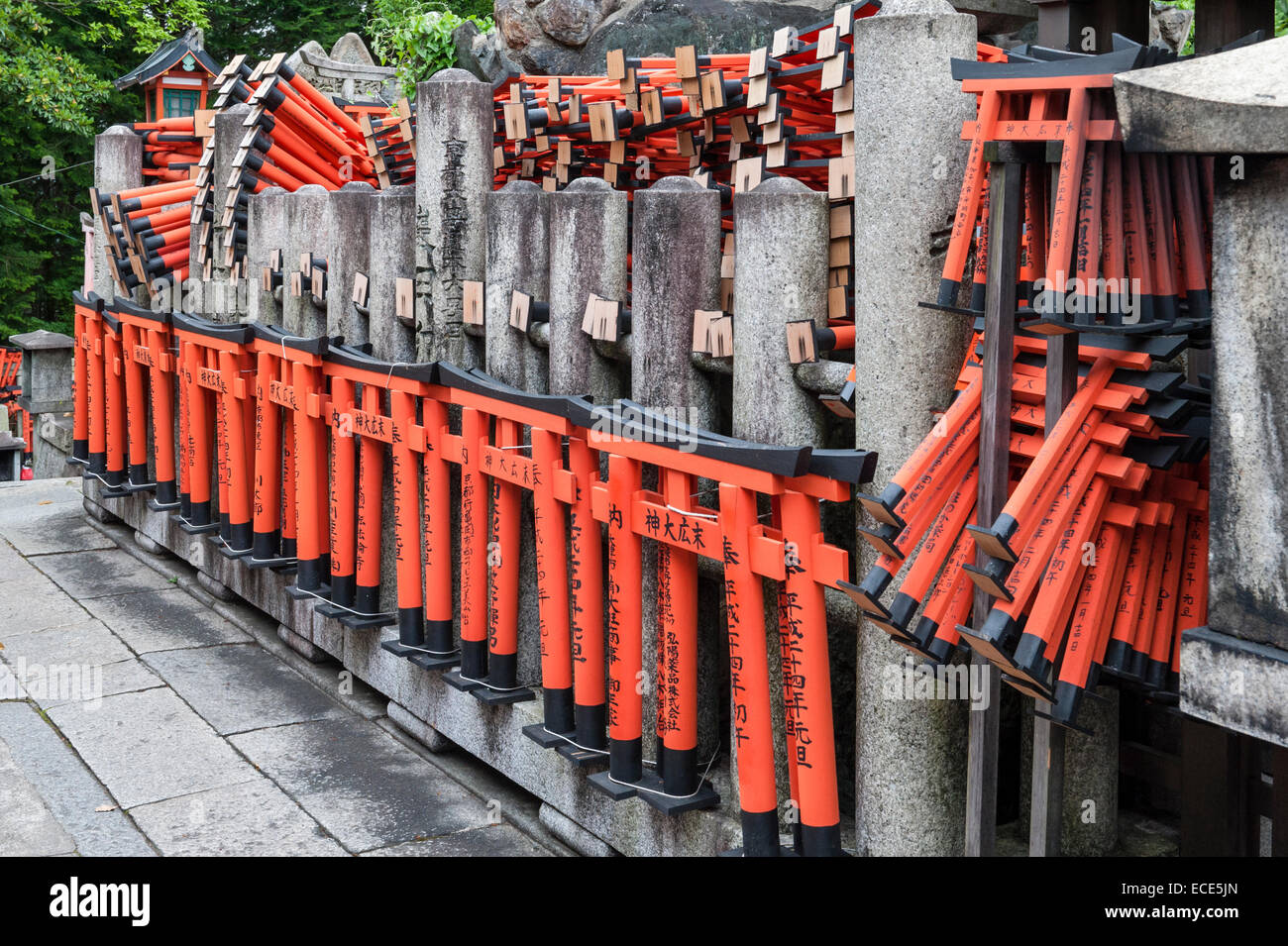 Offrandes de portes torii rouges miniatures au sanctuaire shinto à flanc de montagne de Fushimi Inari-taisha (Kyoto, Japon) Banque D'Images