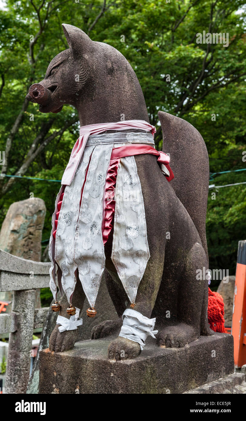 Un kitsune (esprit renard) au sanctuaire de Fushimi Inari-taisha, kami (dieu) du riz, de la fertilité et de l'agriculture (Kyoto, Japon) Banque D'Images