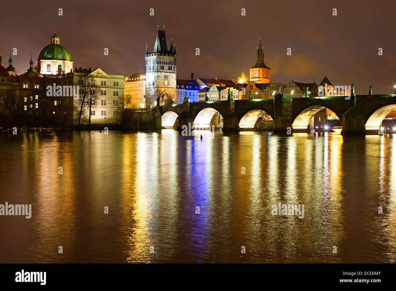 Le pont Charles et l'église de saint François à Prague la nuit Banque D'Images