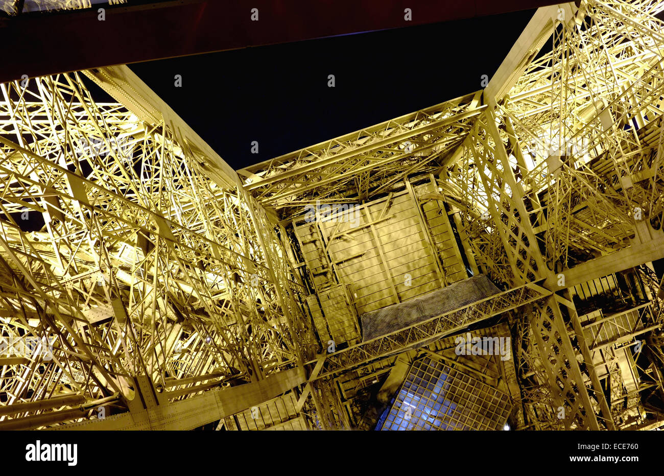 À la recherche jusqu'à la Tour Eiffel, l'éclairage de nuit Banque D'Images