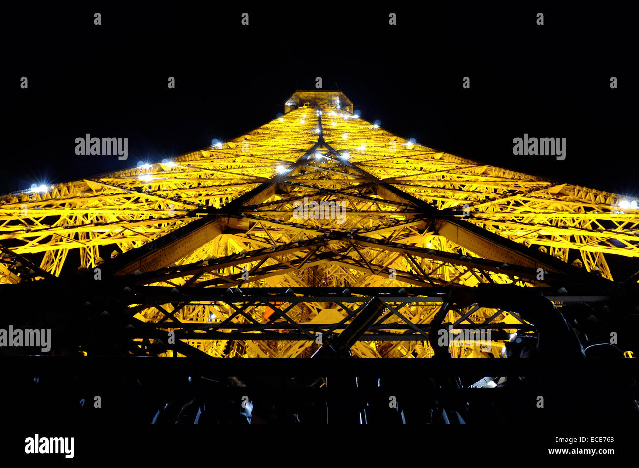 À la recherche jusqu'à la Tour Eiffel, l'éclairage de nuit Banque D'Images