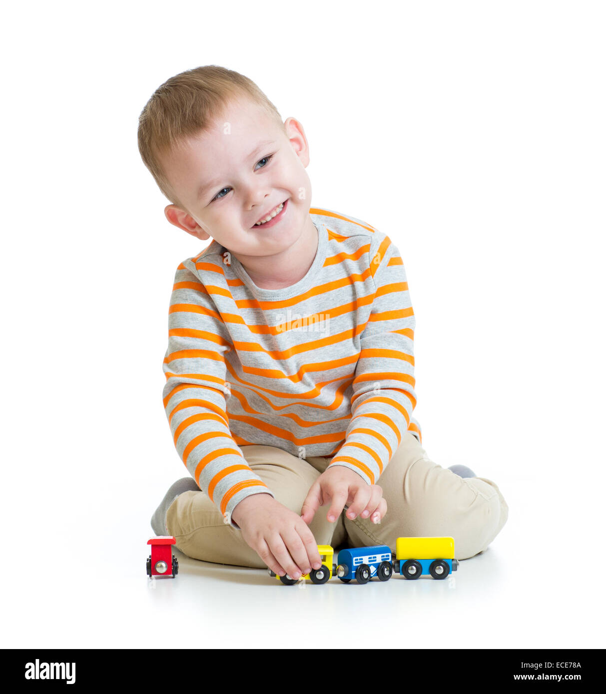 Happy kid boy playing with toy train isolé Banque D'Images