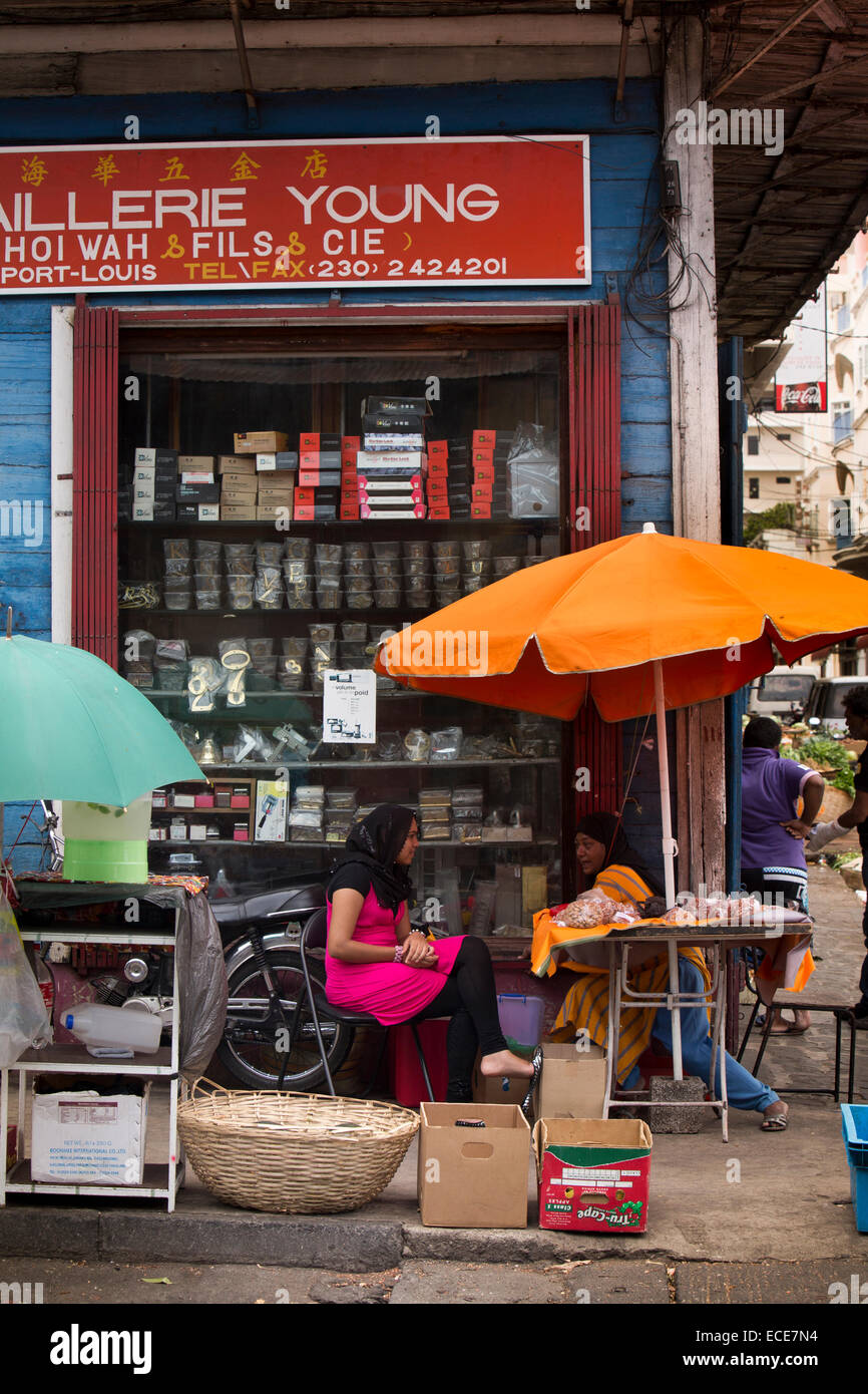 L'Ile Maurice, Port Louis, Chinatown, Rue Royale, les femmes musulmanes à l'étal de st Banque D'Images