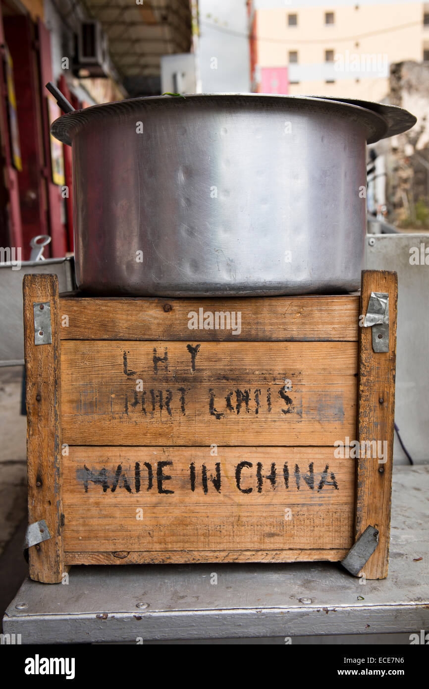 L'Ile Maurice, Port Louis, Chinatown, fabriqué en Chine fort soutenir street food cooking pot Banque D'Images