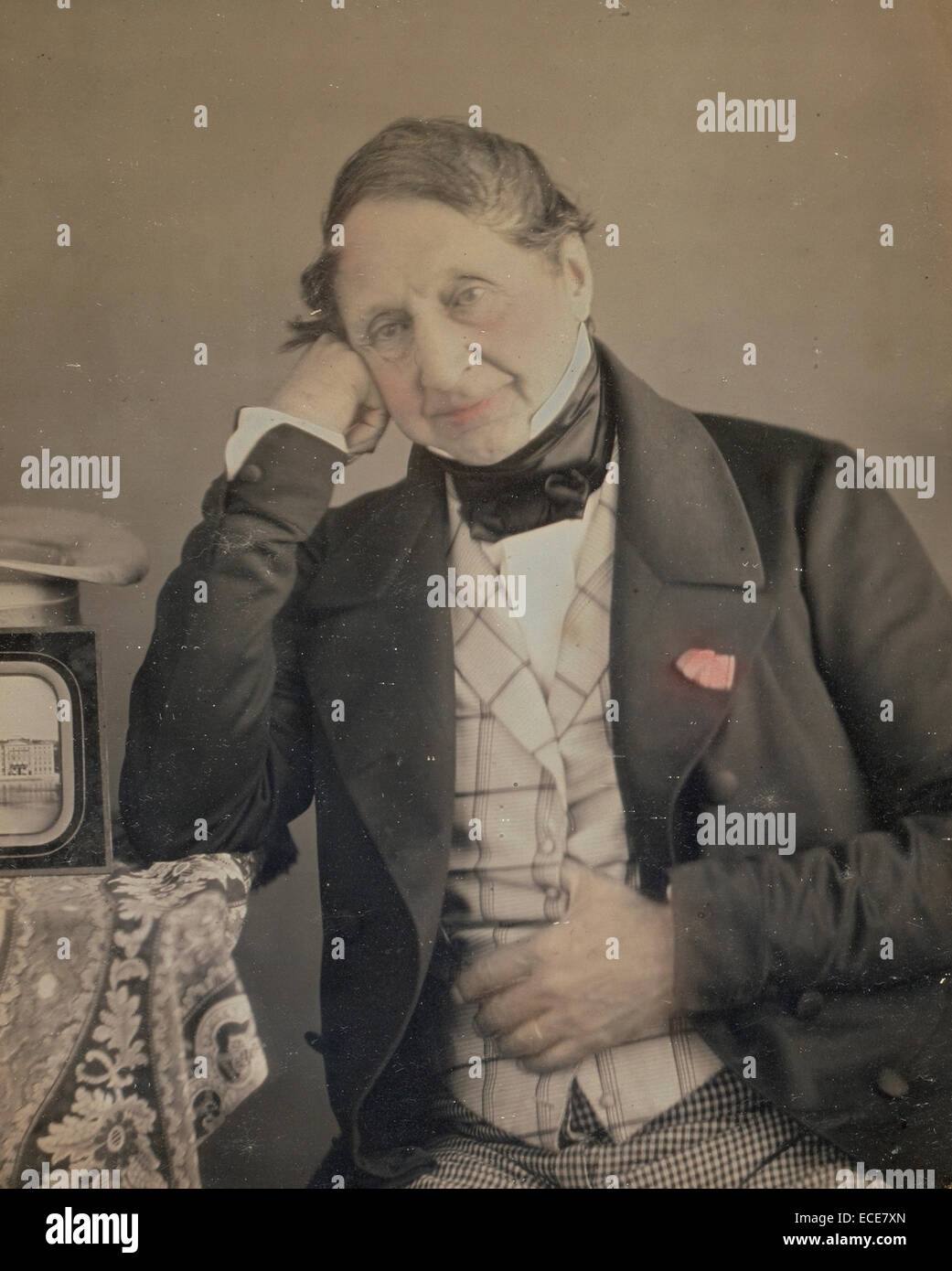 Autoportrait avec un daguerréotype de Jean-Gabriel Eynard Genève 1775 Suisse - 1863 sur 1847 Daguerréotype 1/4 de plaque de couleur à la main libre : 9,7 x 7,3 cm (3 13/16 x 2 7/8 in.) Banque D'Images