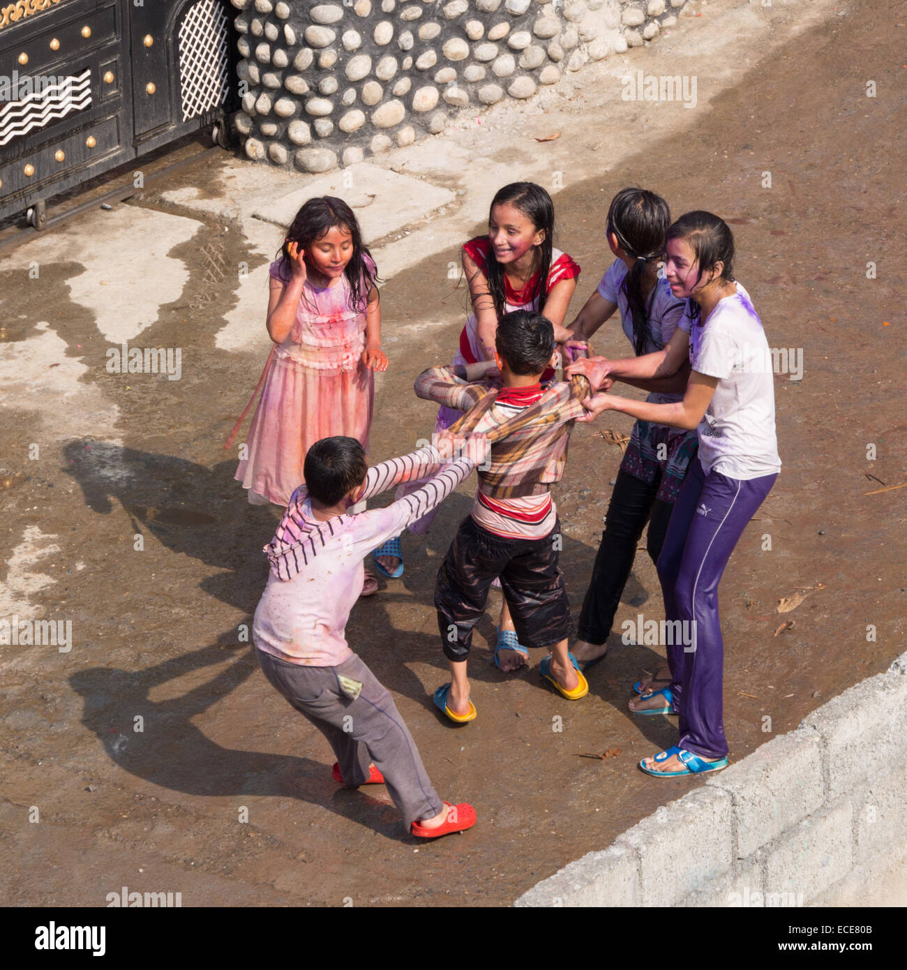 Enfants jouant à la fête hindoue de Holi dans Pokhara, Népal Banque D'Images