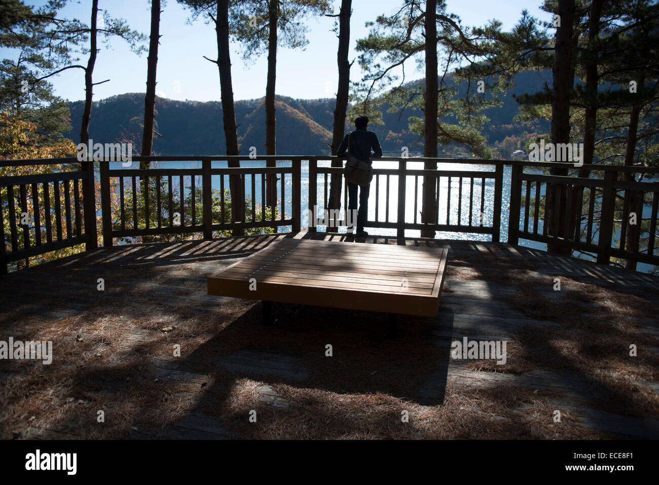 Silhouette de jeune homme à la recherche sur le lac Kawaguchi, le Japon. Banque D'Images